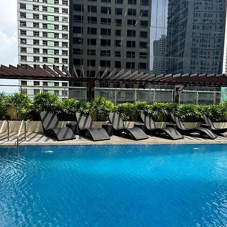 One Bedroom With Balcony By Christine Suites Ph In Greenbelt Radisson Makati City Exterior photo