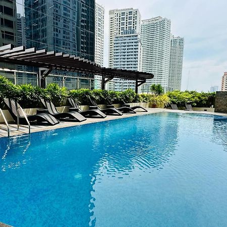 One Bedroom With Balcony By Christine Suites Ph In Greenbelt Radisson Makati City Exterior photo