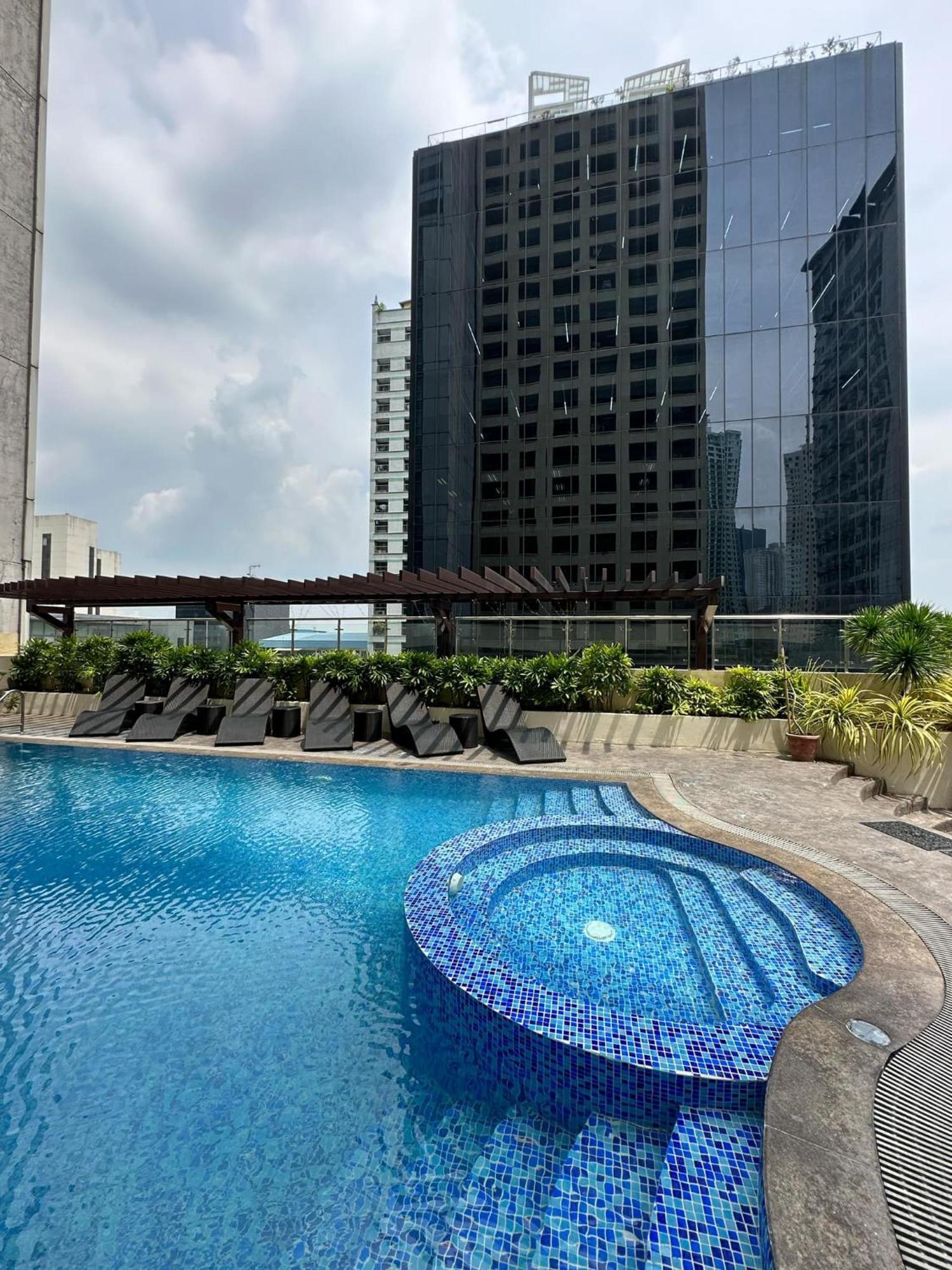 One Bedroom With Balcony By Christine Suites Ph In Greenbelt Radisson Makati City Exterior photo