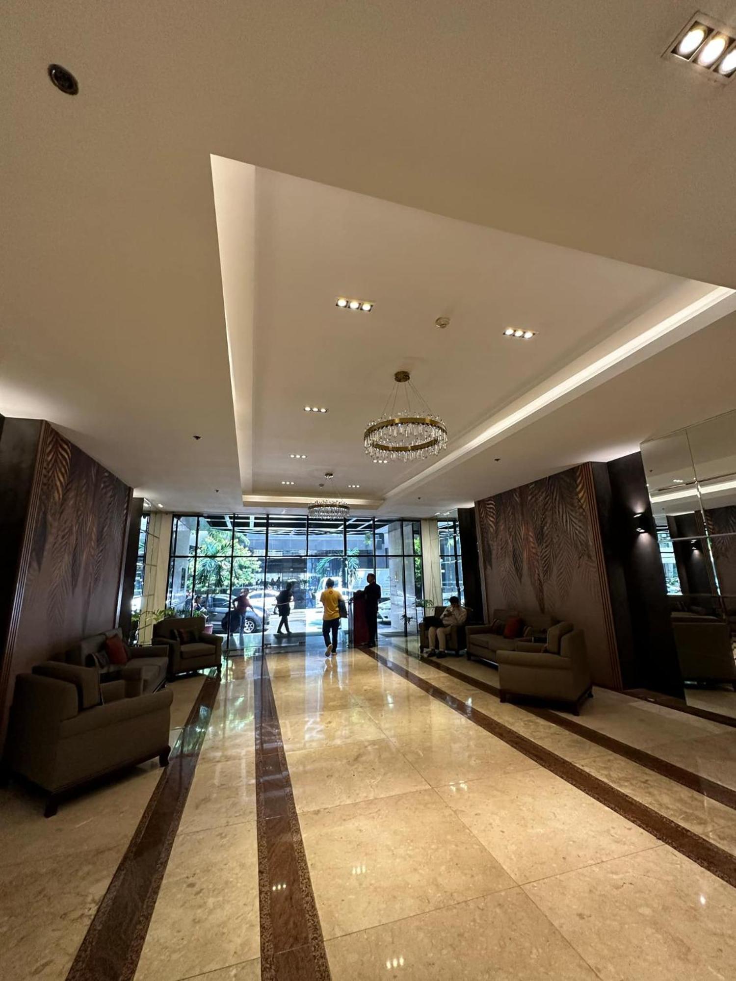 One Bedroom With Balcony By Christine Suites Ph In Greenbelt Radisson Makati City Exterior photo