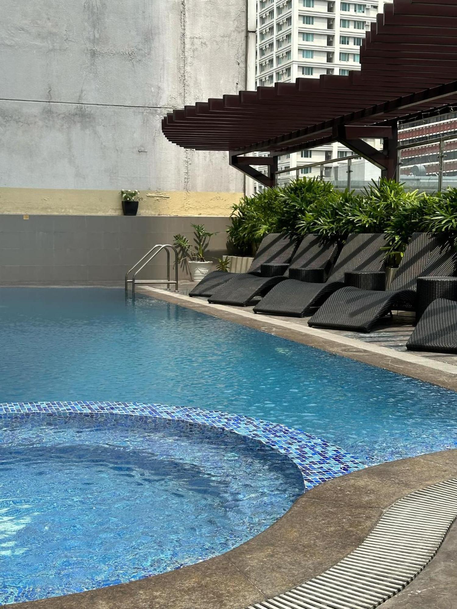 One Bedroom With Balcony By Christine Suites Ph In Greenbelt Radisson Makati City Exterior photo