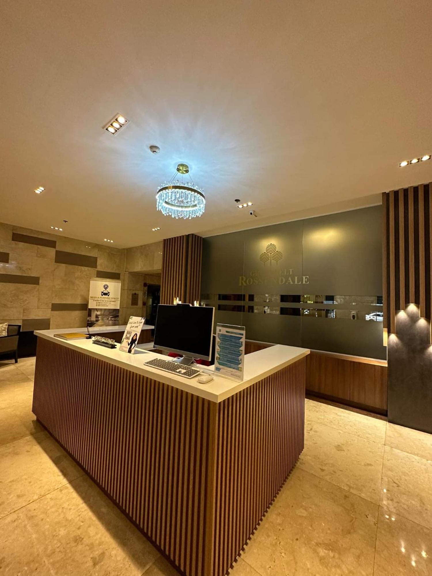 One Bedroom With Balcony By Christine Suites Ph In Greenbelt Radisson Makati City Exterior photo