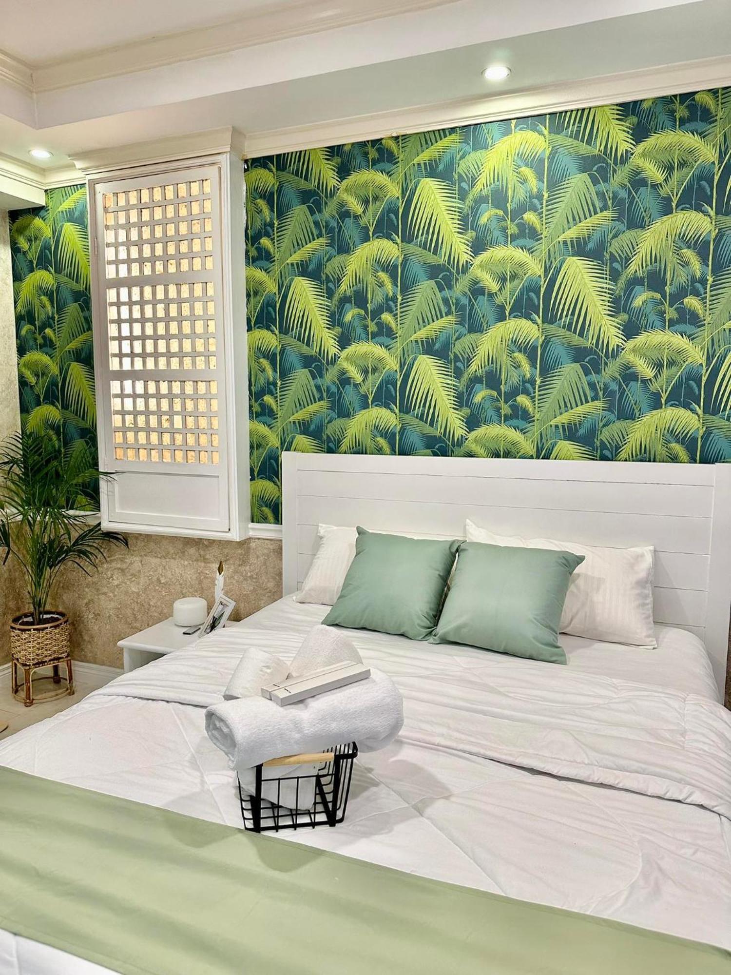 One Bedroom With Balcony By Christine Suites Ph In Greenbelt Radisson Makati City Exterior photo