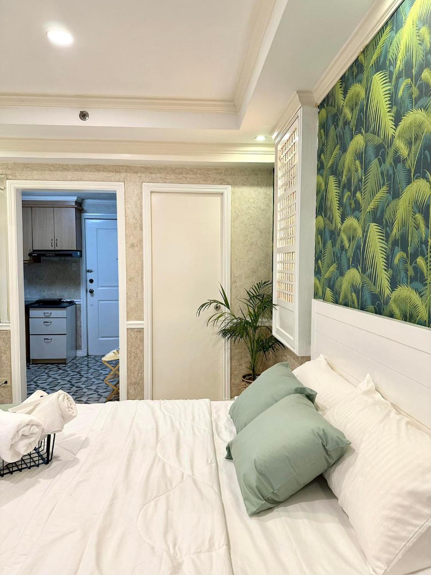One Bedroom With Balcony By Christine Suites Ph In Greenbelt Radisson Makati City Exterior photo