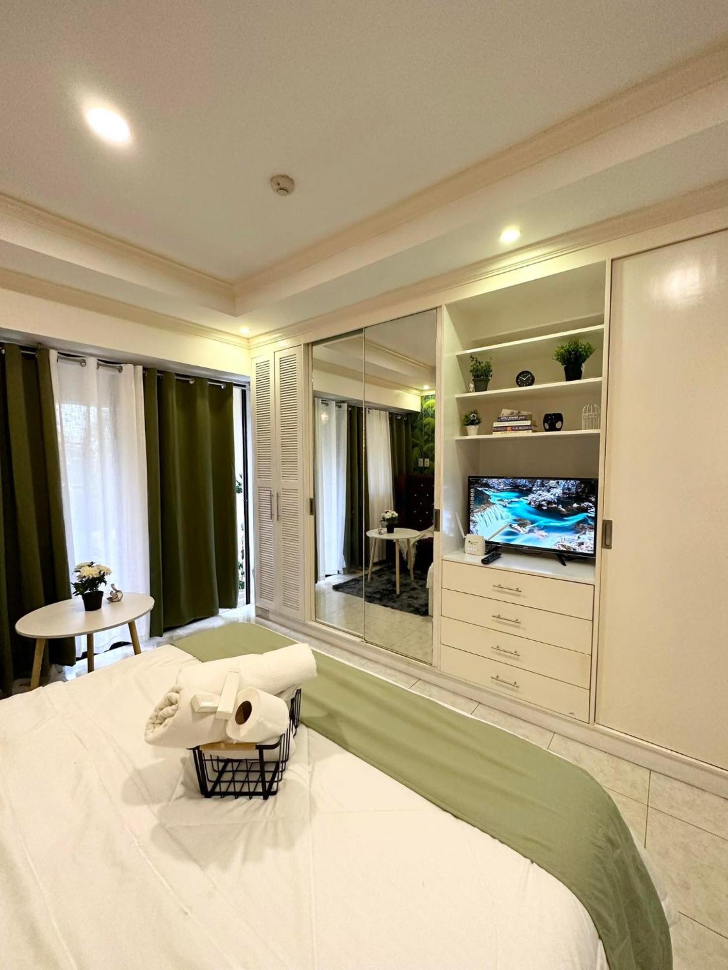 One Bedroom With Balcony By Christine Suites Ph In Greenbelt Radisson Makati City Exterior photo
