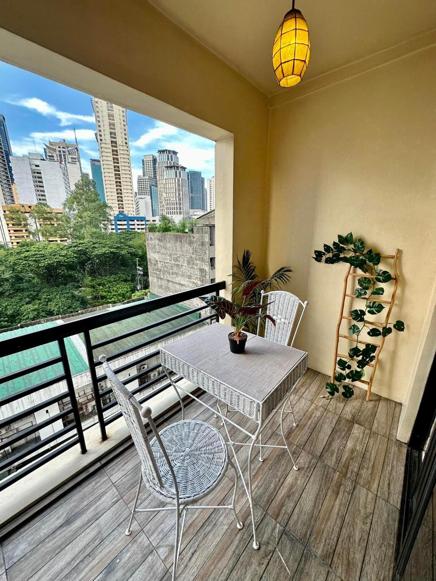 One Bedroom With Balcony By Christine Suites Ph In Greenbelt Radisson Makati City Exterior photo