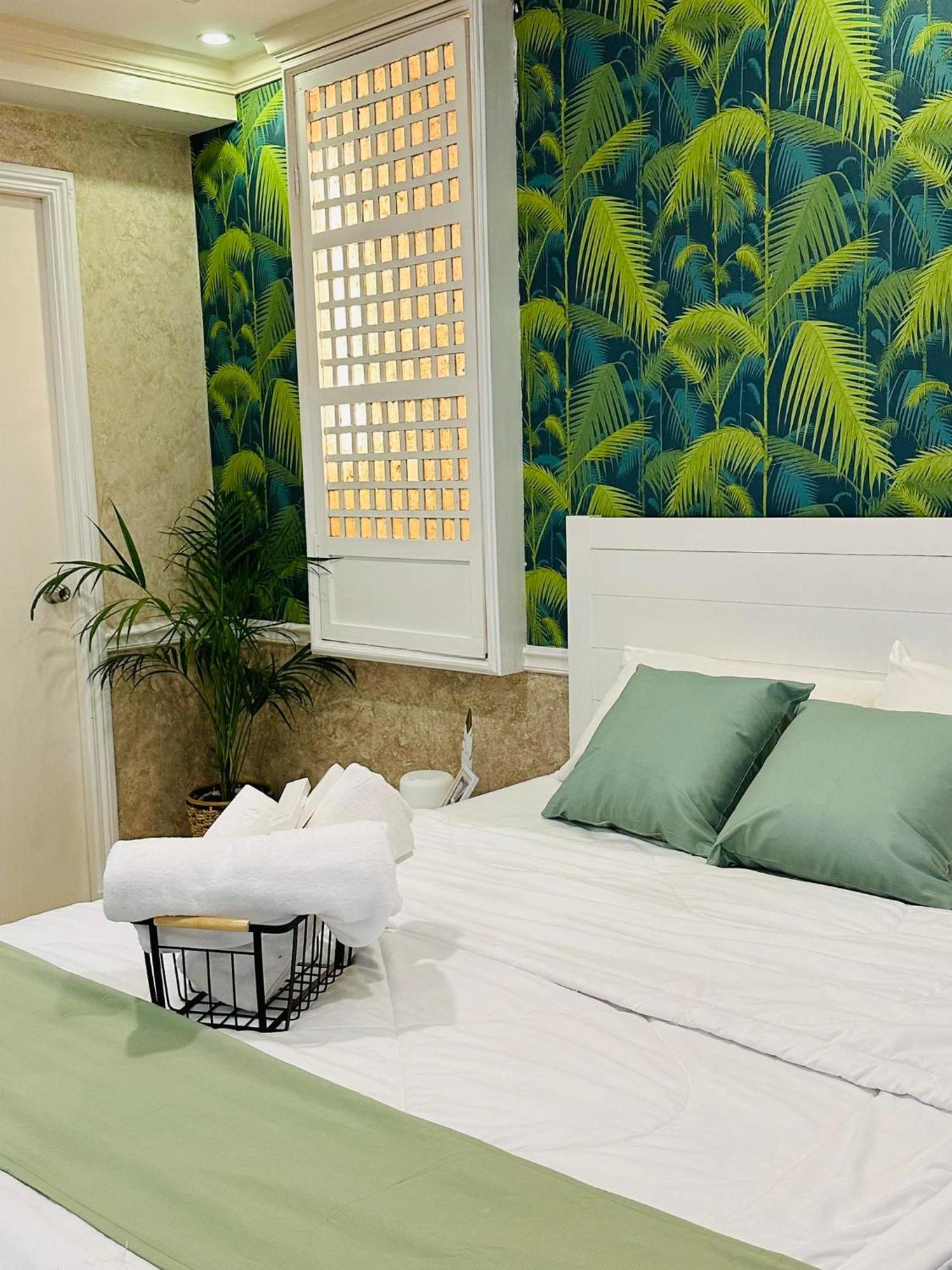 One Bedroom With Balcony By Christine Suites Ph In Greenbelt Radisson Makati City Exterior photo