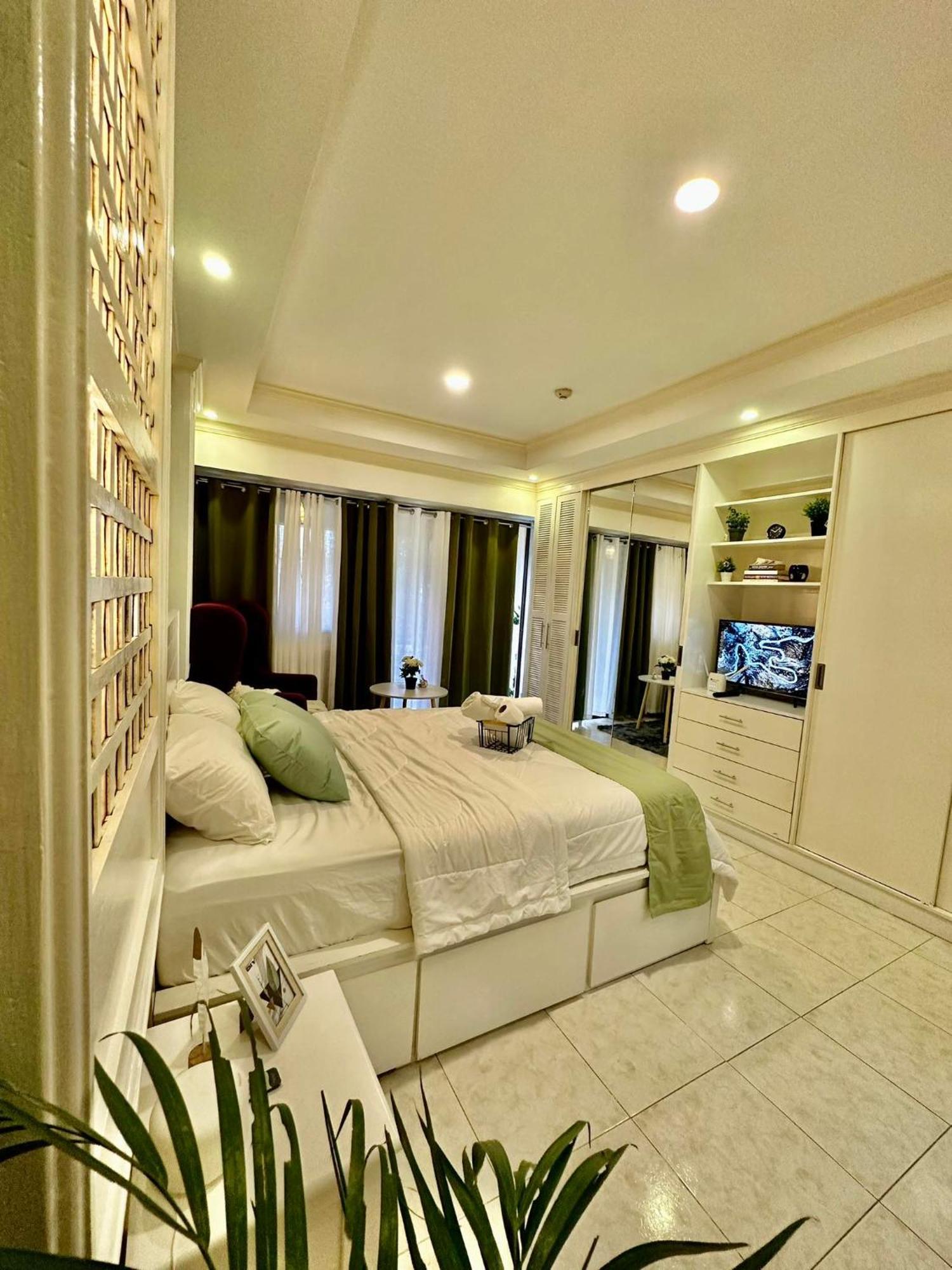 One Bedroom With Balcony By Christine Suites Ph In Greenbelt Radisson Makati City Exterior photo