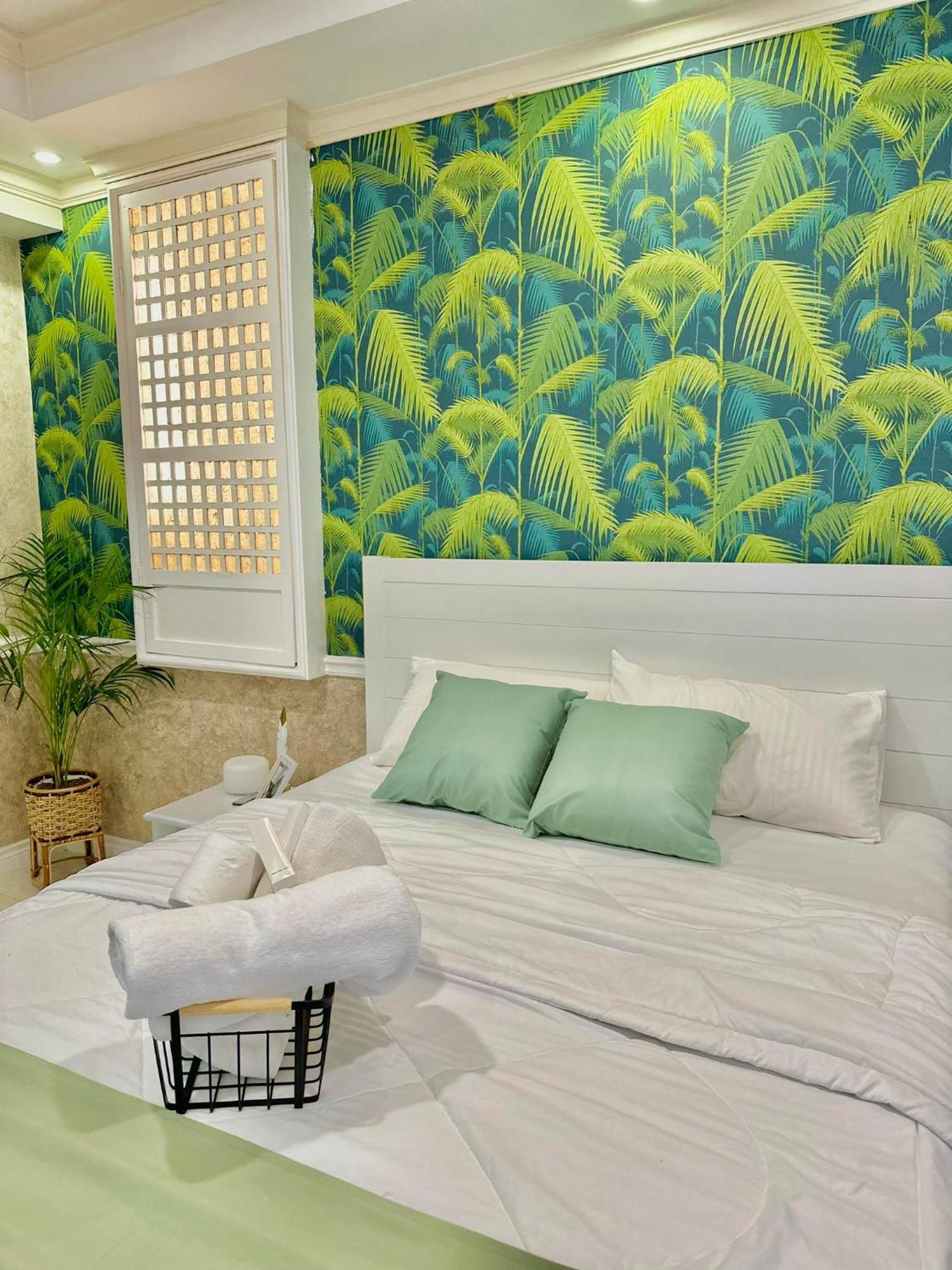 One Bedroom With Balcony By Christine Suites Ph In Greenbelt Radisson Makati City Exterior photo