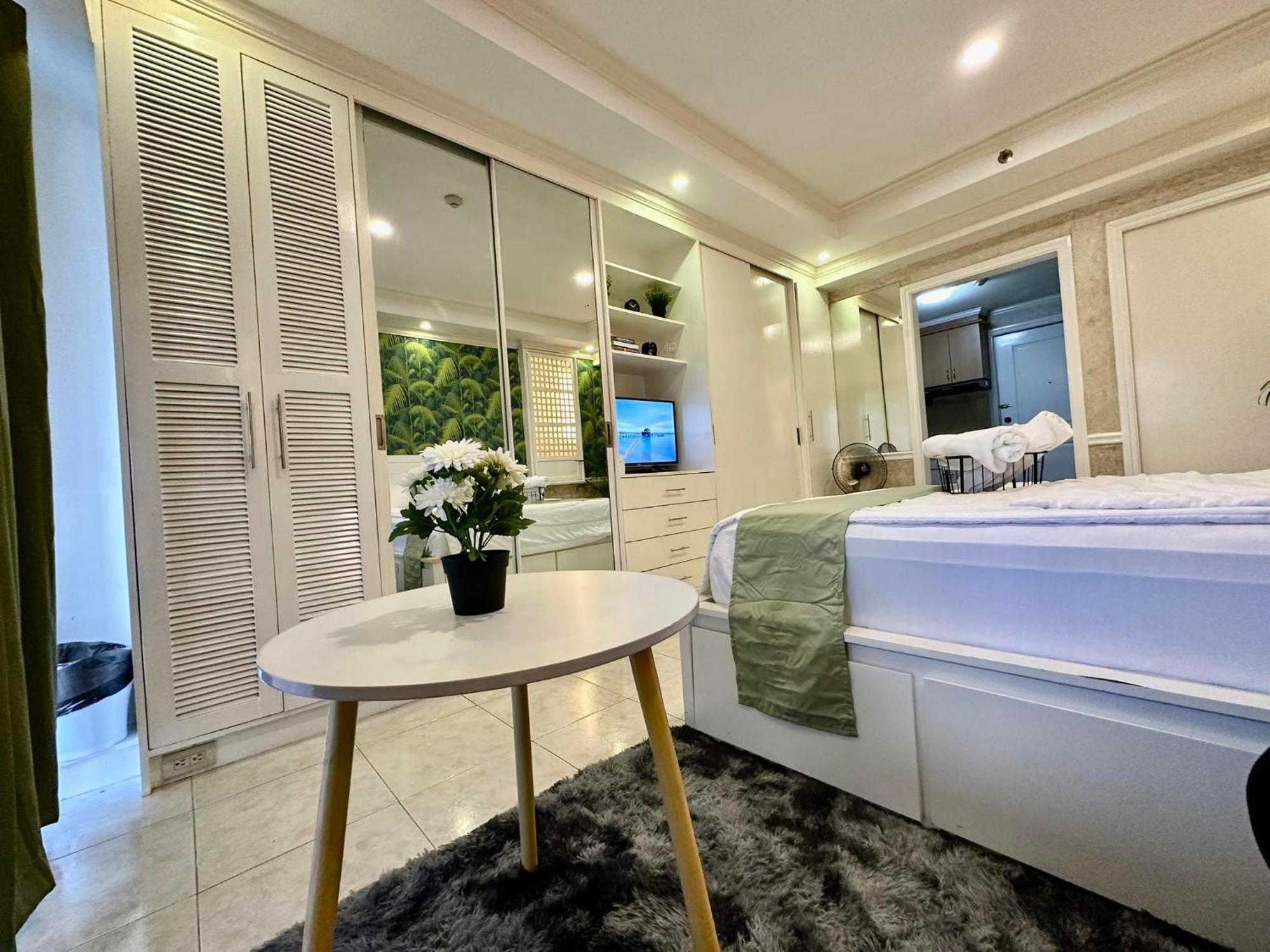 One Bedroom With Balcony By Christine Suites Ph In Greenbelt Radisson Makati City Exterior photo
