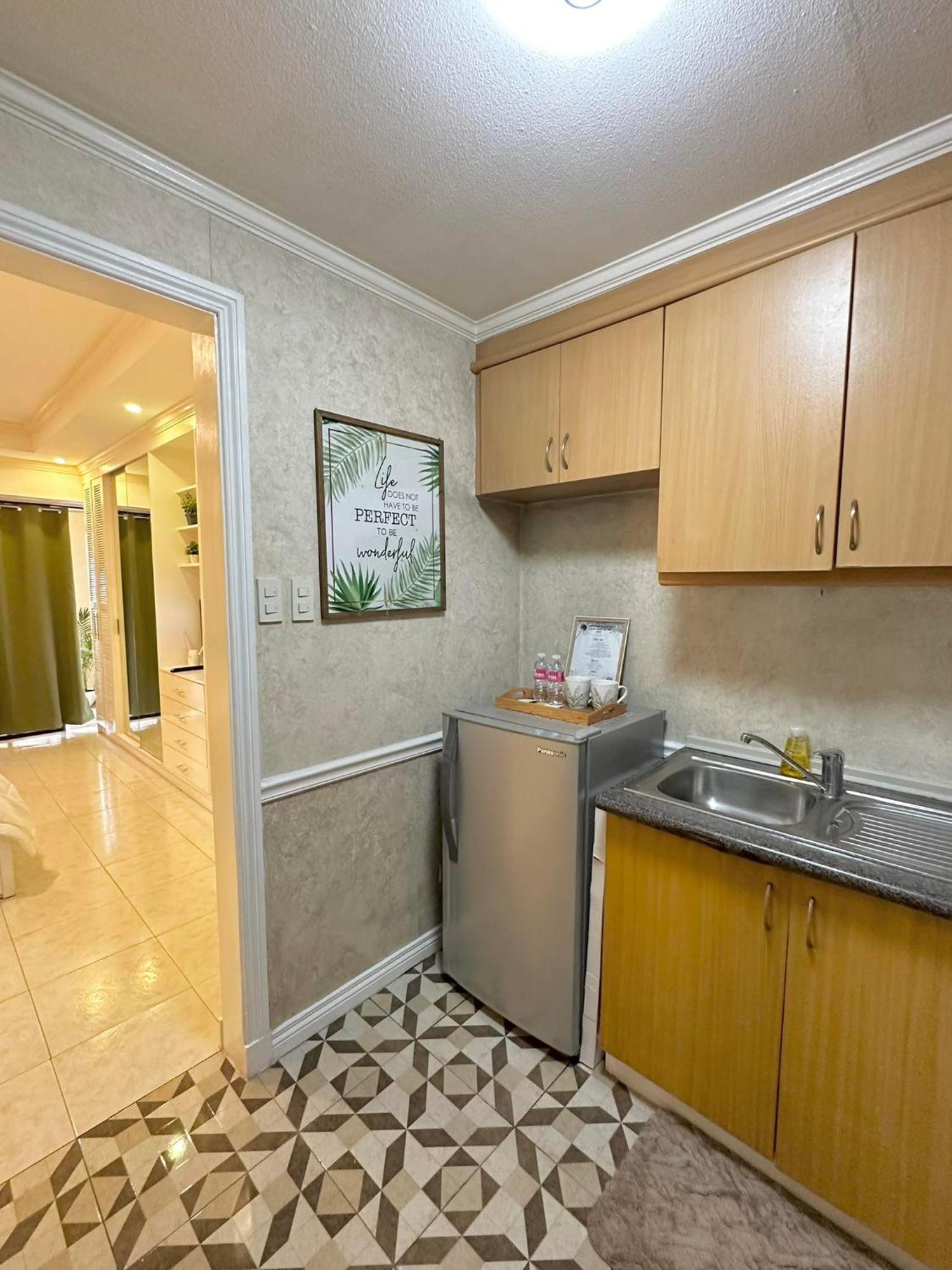 One Bedroom With Balcony By Christine Suites Ph In Greenbelt Radisson Makati City Exterior photo