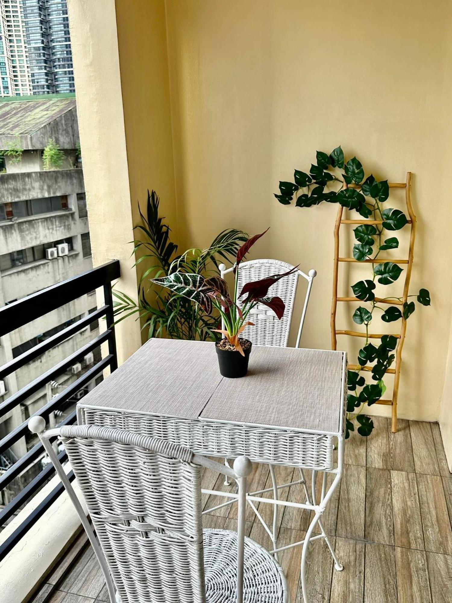 One Bedroom With Balcony By Christine Suites Ph In Greenbelt Radisson Makati City Exterior photo