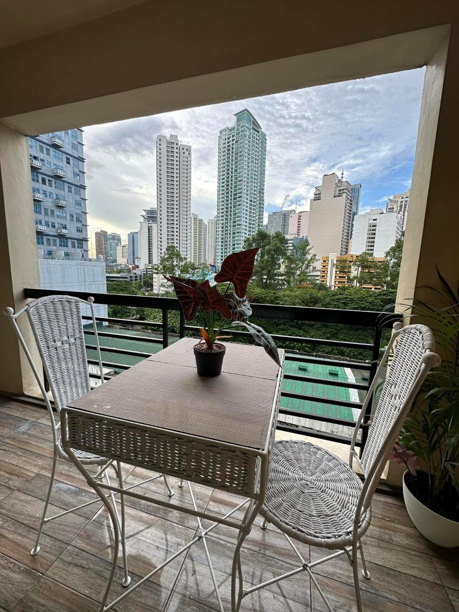One Bedroom With Balcony By Christine Suites Ph In Greenbelt Radisson Makati City Exterior photo