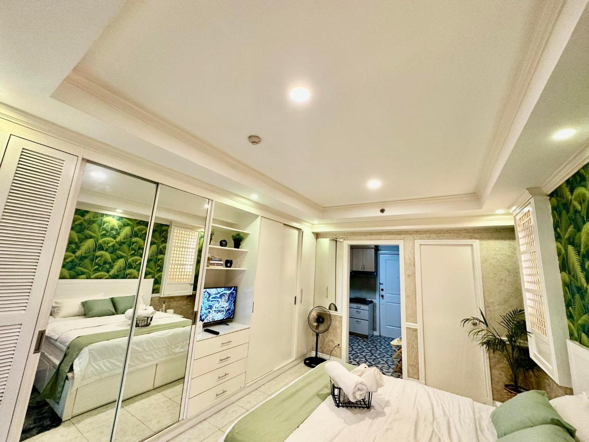 One Bedroom With Balcony By Christine Suites Ph In Greenbelt Radisson Makati City Exterior photo