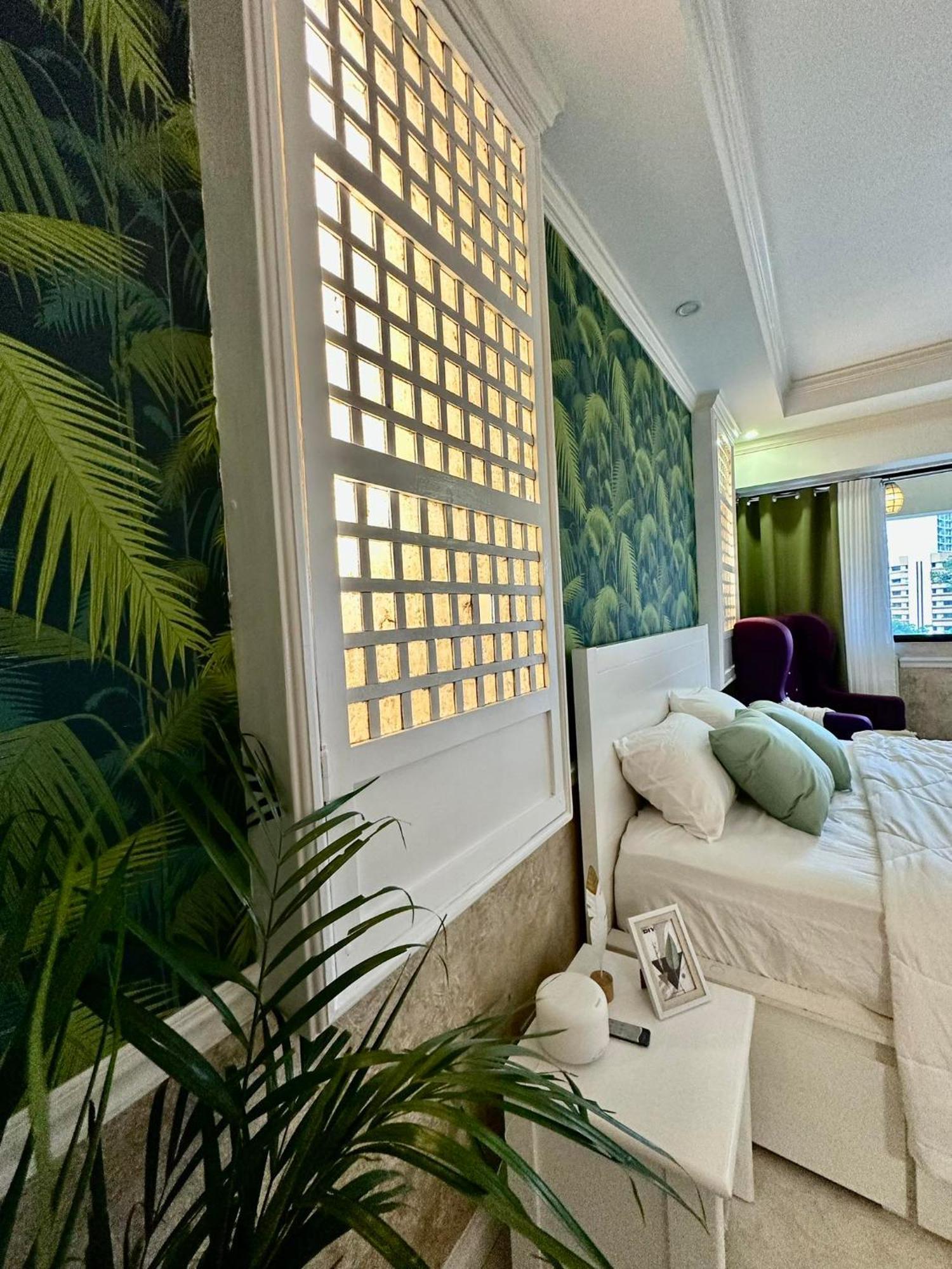 One Bedroom With Balcony By Christine Suites Ph In Greenbelt Radisson Makati City Exterior photo
