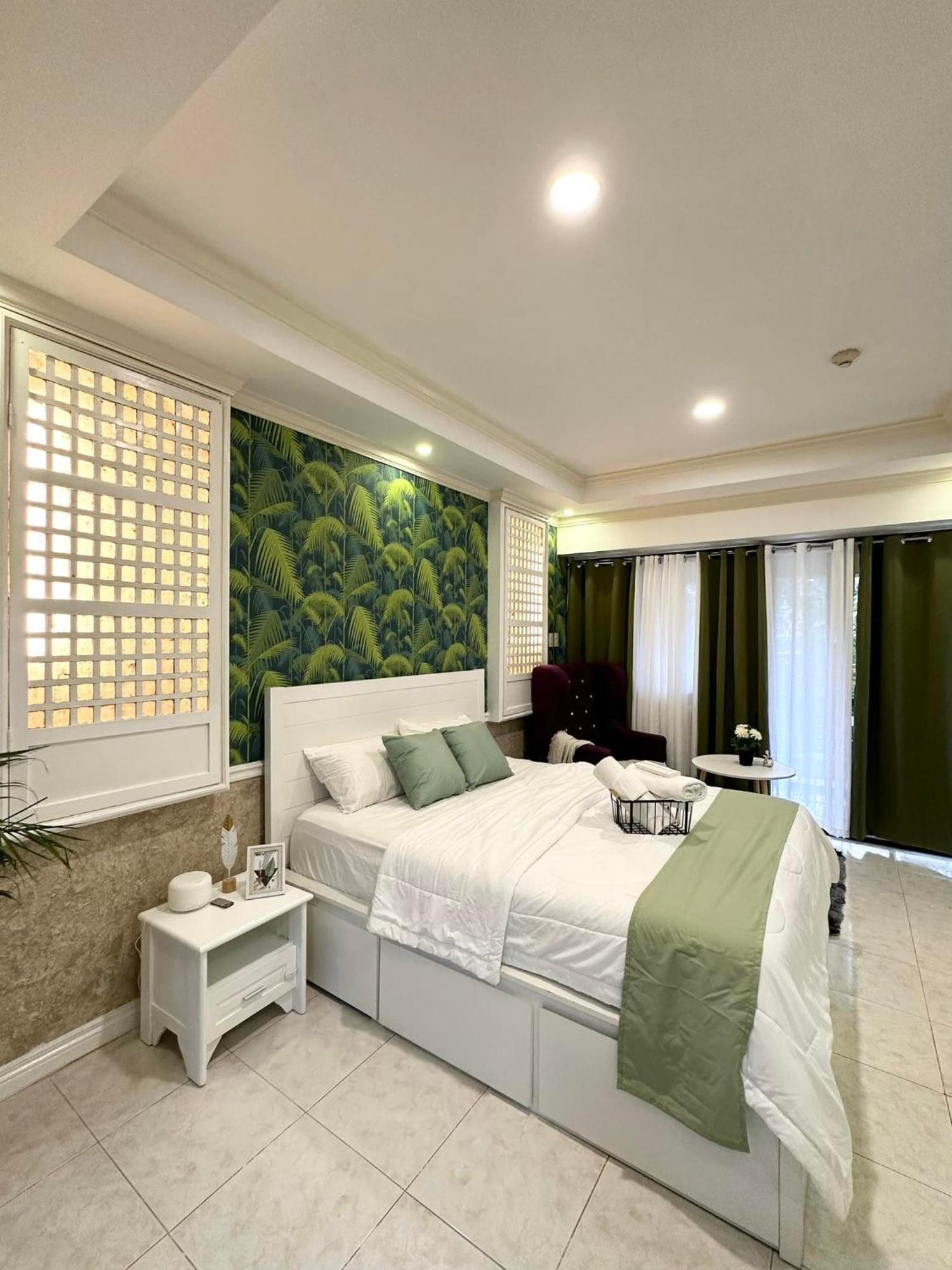 One Bedroom With Balcony By Christine Suites Ph In Greenbelt Radisson Makati City Exterior photo